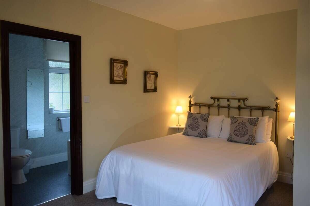 MONMOUTHSHIRE - RIVERSIDE VILLAGE HOTEL, EXCEPTIONAL INN OF ARCHITECTURAL APPEAL Photo 8