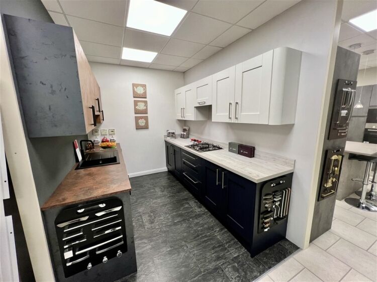Retail For Sale in Leeds Photo 8