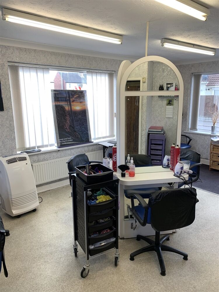 FREEHOLD UNISEX HAIR SALON in prosperous commuter village suburb LINCOLN