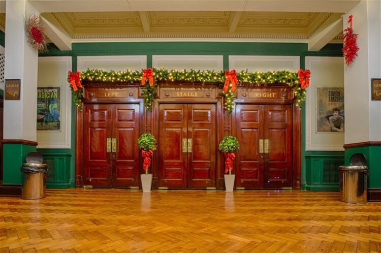 A SPECIALIST IN DESIGNING AND INSTALLING CHRISTMAS LIGHTING DISPLAYS