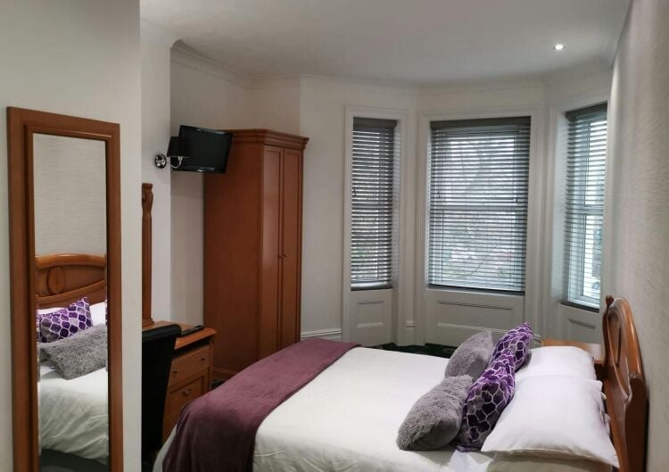 Prominently located 32 bedroom hotel with leisure facilities operating on a profitable longer stay business model Photo 8