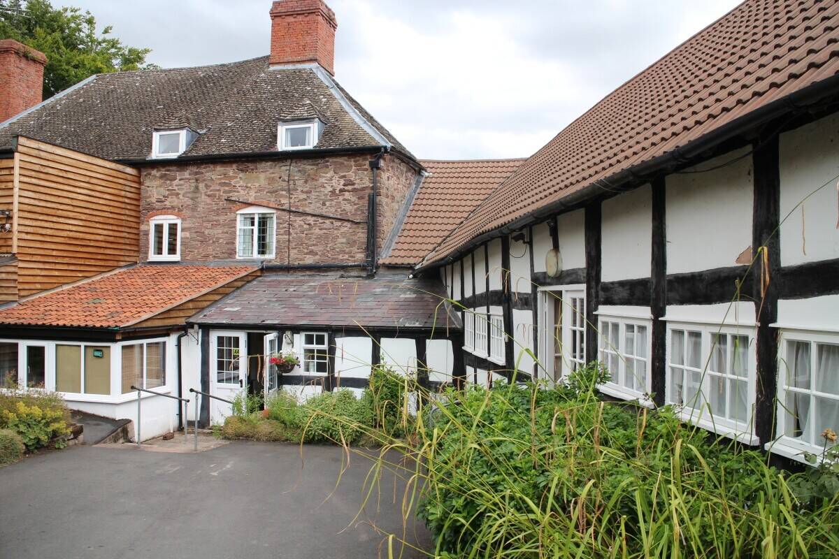 HEREFORDSHIRE ICONIC FISHERMAN'S HOTEL/INN