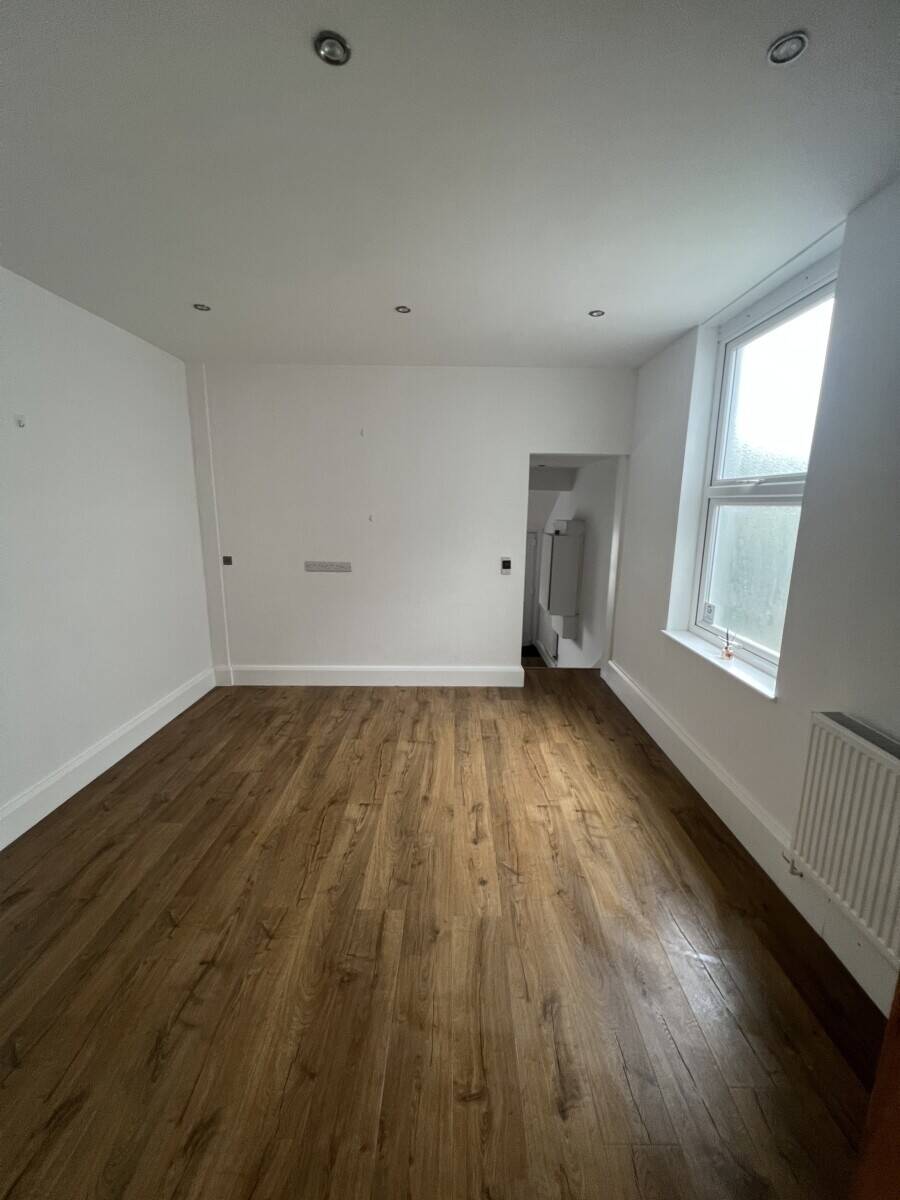 Well-situated Barber Shop for sale with another separate entrance for potential letting Photo 8