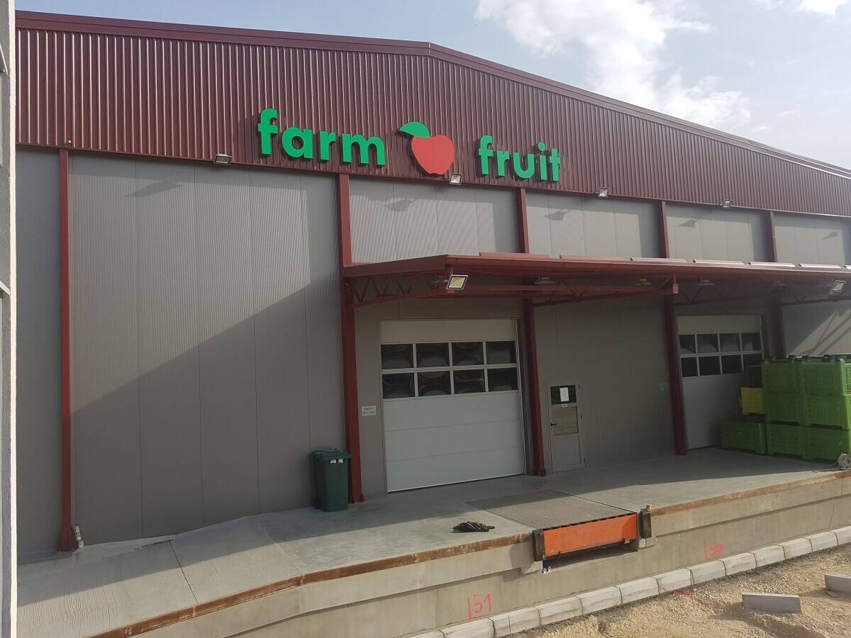 A wholesale complex with cold storage and an office building with offices
