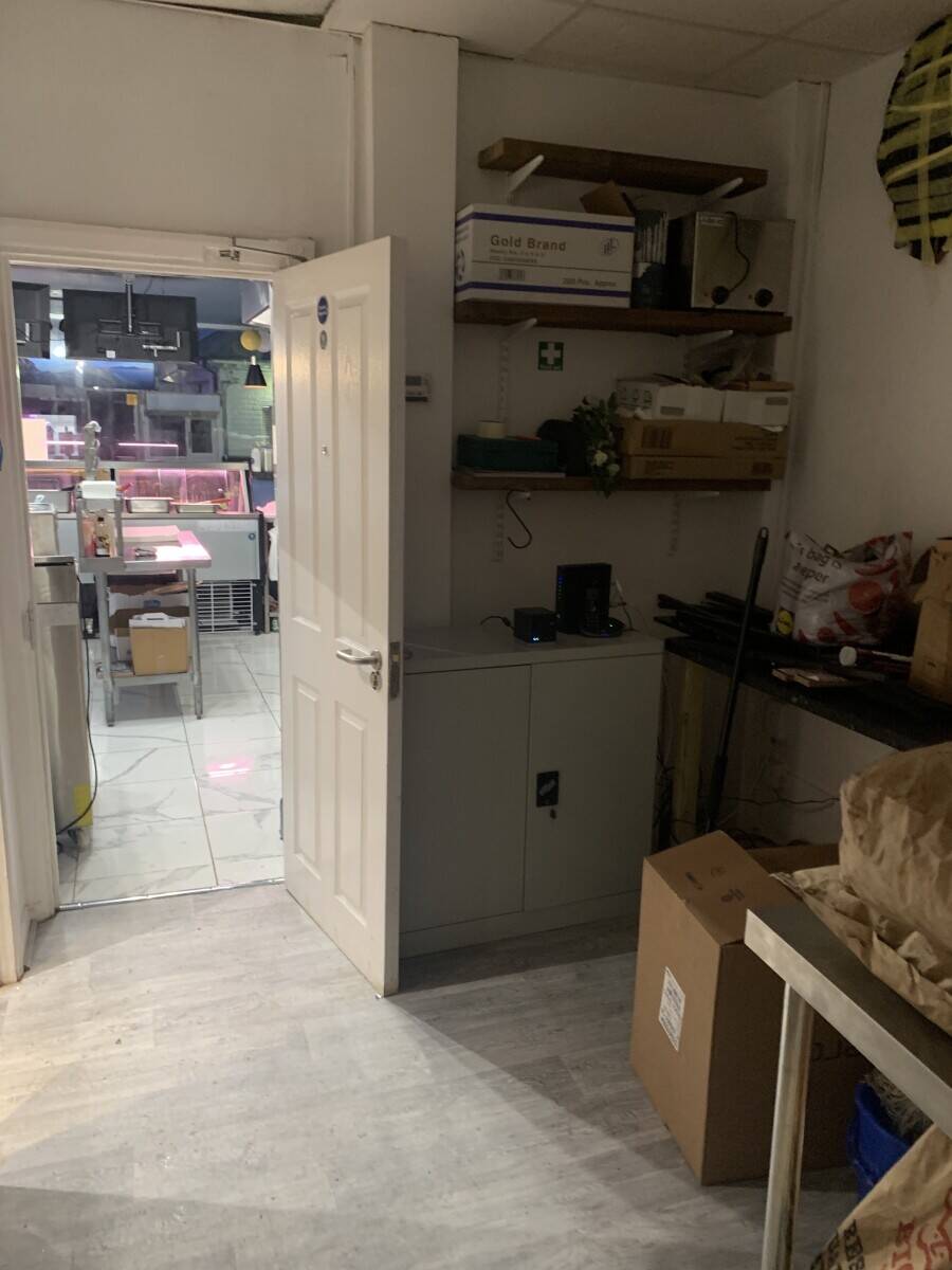 Turkish takeaway/coffee shop for sale in the heart of Romford, London. Photo 8