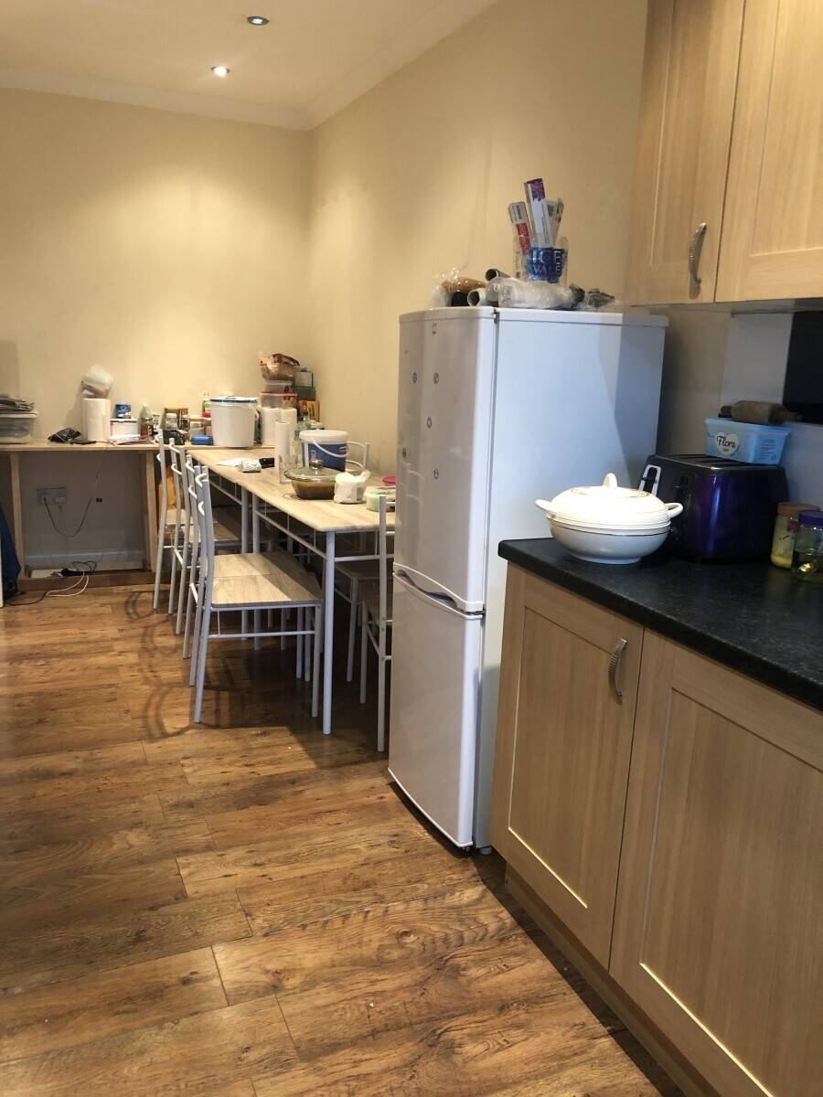 Indian Takeaway restaurant for sale in Hillingdon with accommodation Photo 9