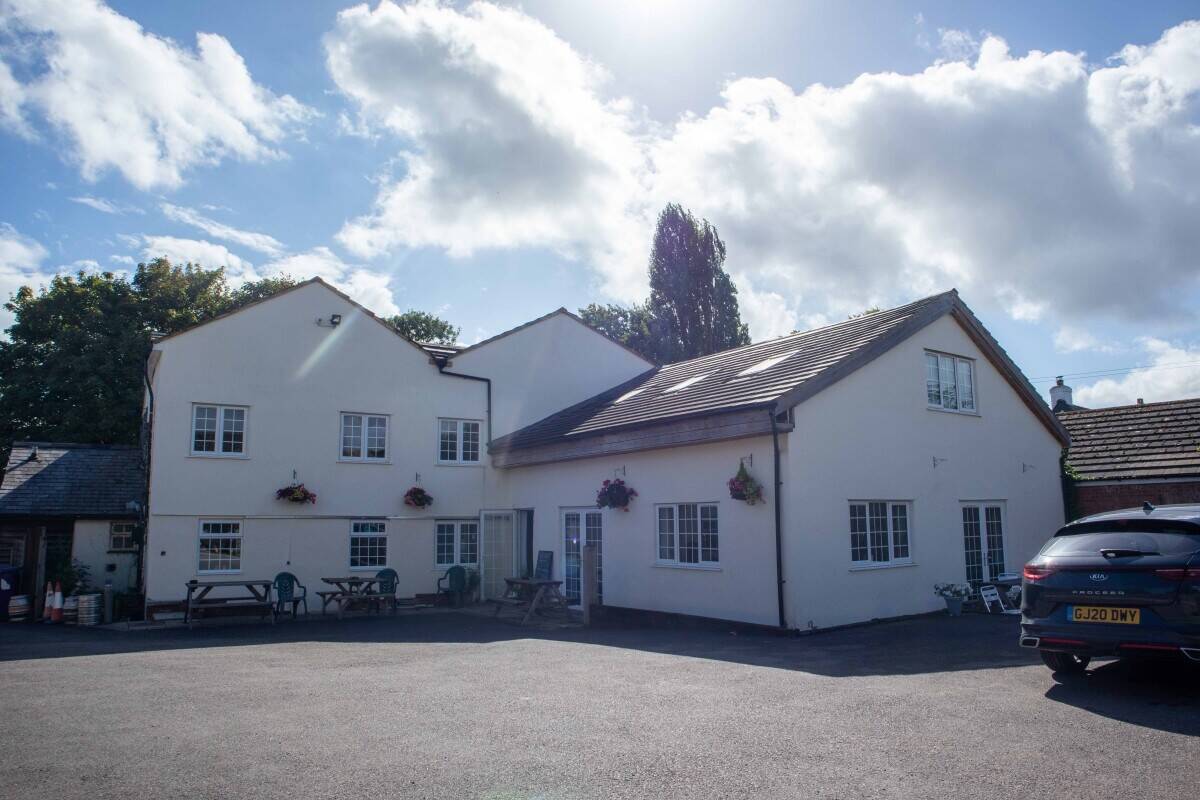 HERTFORDSHIRE - PUB WITH DEVELOPMENT POTENTIAL