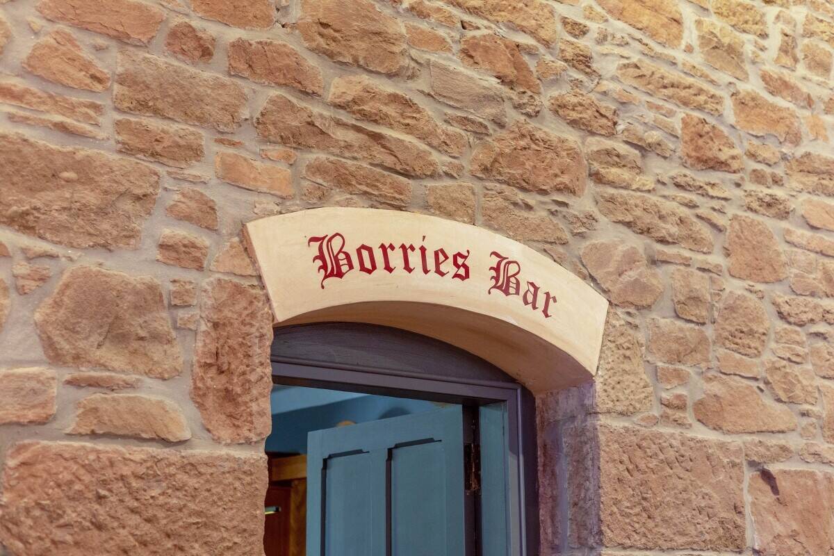 A well preserved, unique, characterful restaurant business. (ref 1572)