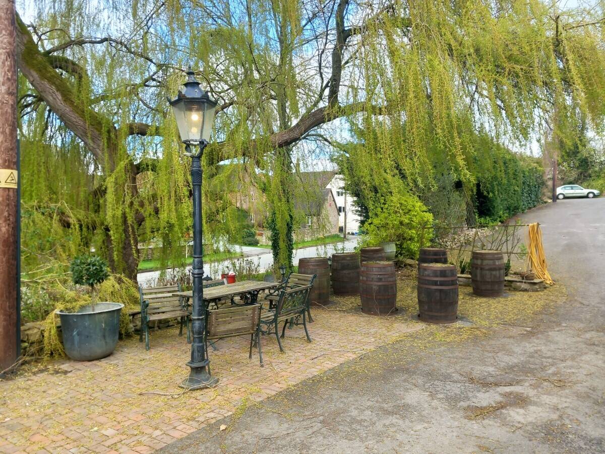 SHROPSHIRE - COUNTRY INN APPOINTED TO AN EXCELLENT CONDITION THROUGHOUT AND LOCATED IN AFFLUENT AREA