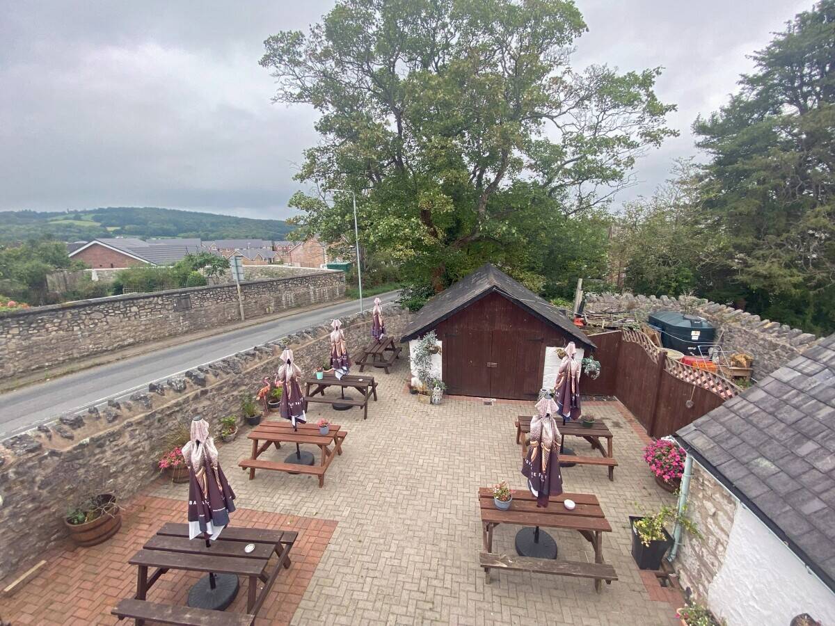 DENBIGHSHIRE – PICTURESQUE 17TH CENTURY VILLAGE PUB & RESTAURANT