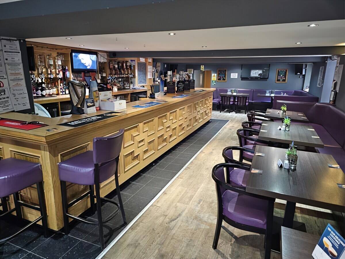 Busy North Ayrshire Village Inn with 4 bed flat close to all amenities Photo 8