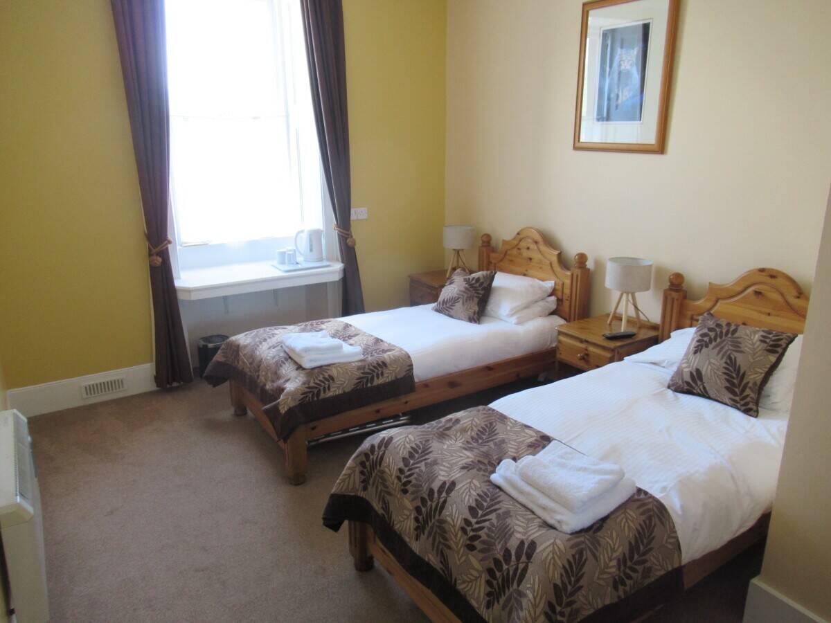 Fabulous Waterside Inn overlooking the Iconic Loch Linnhe - For Sale Photo 8