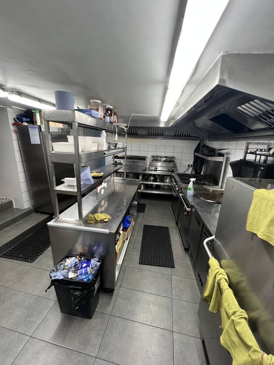 Grill restaurant with alcohol license & 10 years lease Photo 8