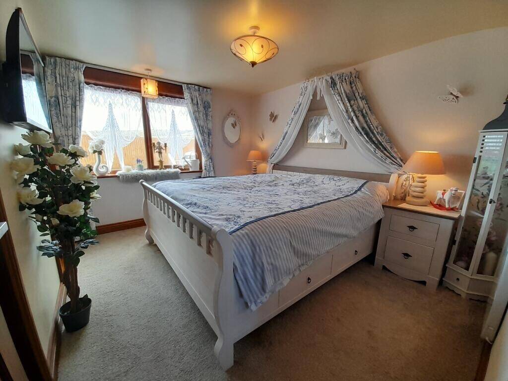 House with separate holiday home cottage with Stl license