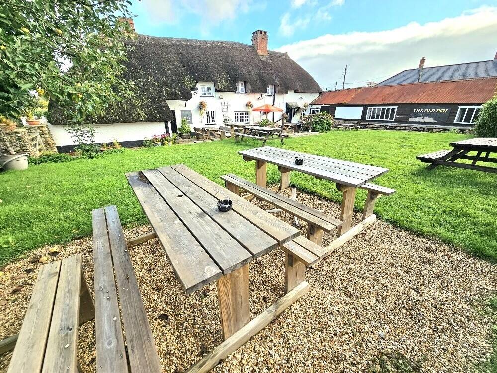 Well Presented Thatched Character Detached Devon Village Inn With 3 Bedroom Accommodation