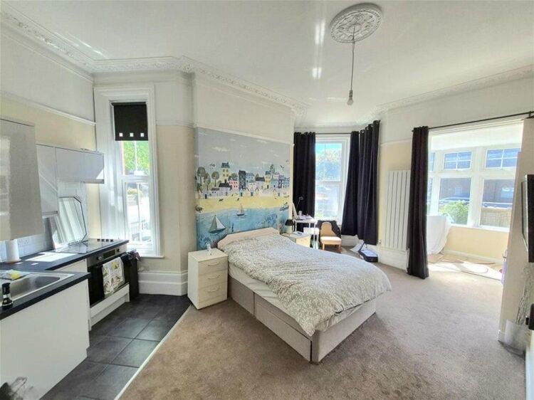 FREEHOLD
GUEST  HOUSE