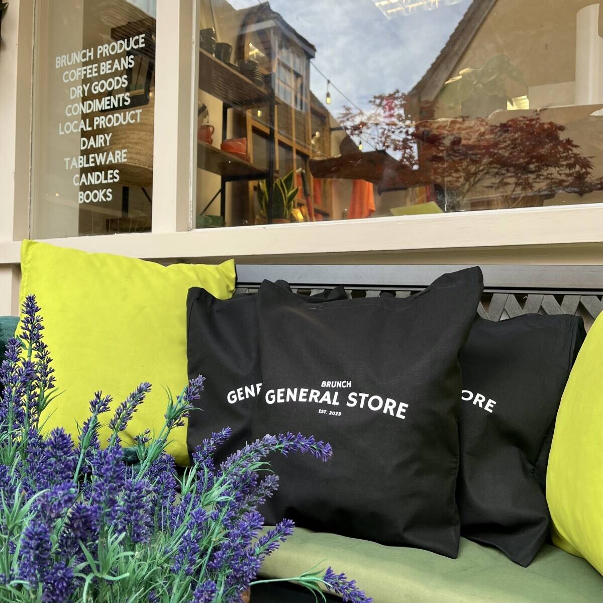 Brunch-style restaurant coffee shop with side delicatessen in the Heritage commuter town of Westerham, Kent