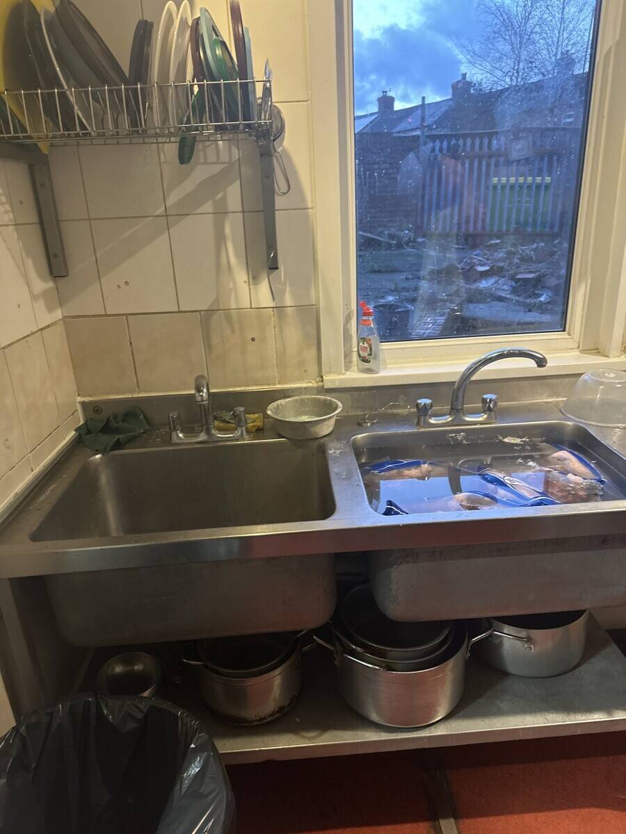 Saffron Indian takeaway in Birkenhead with 3 Bedroom Flat Photo 8