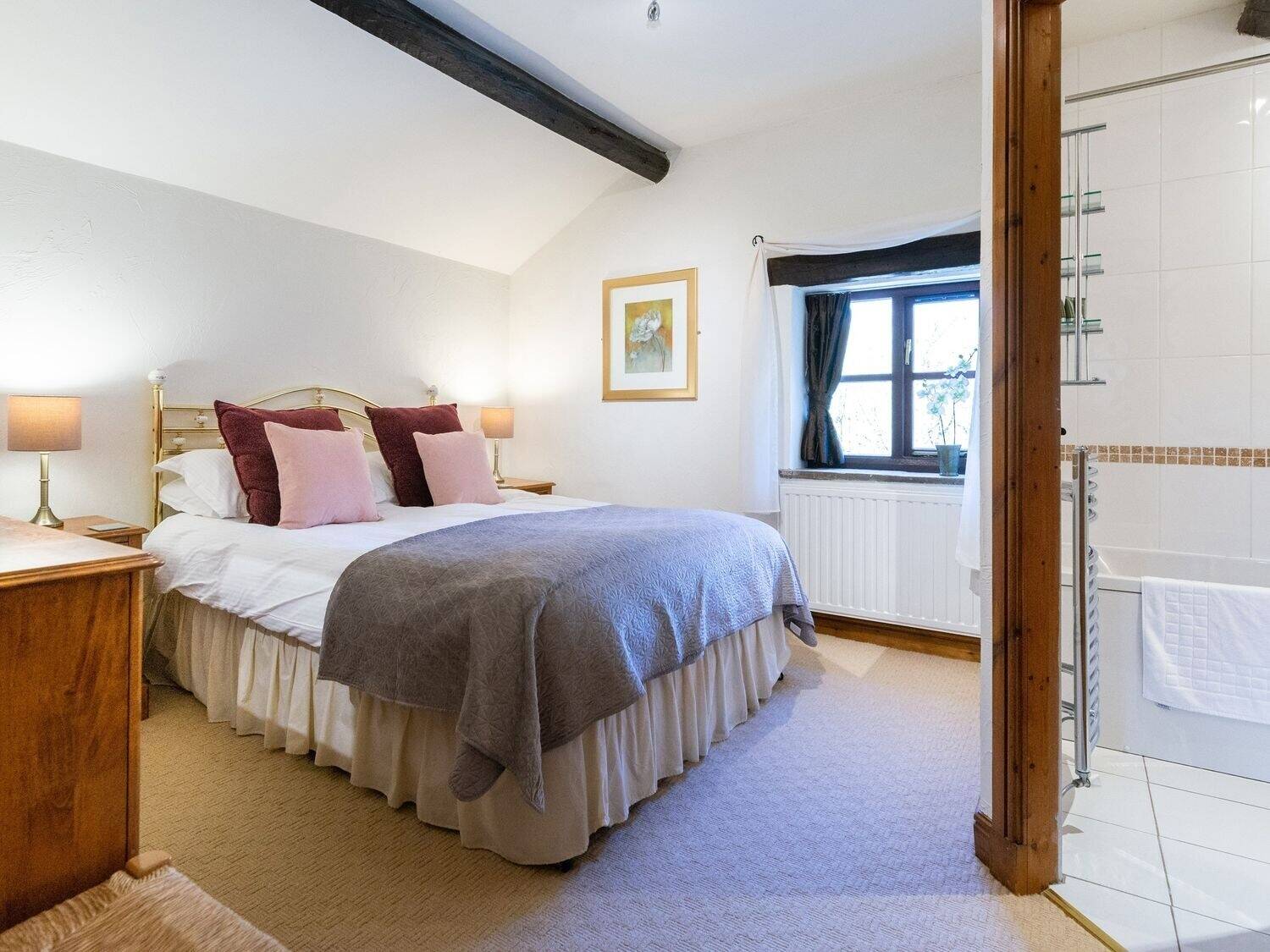 Freehold Idyllic self catering cottage with beautiful 3 bedroomed owners accommodation. Photo 8