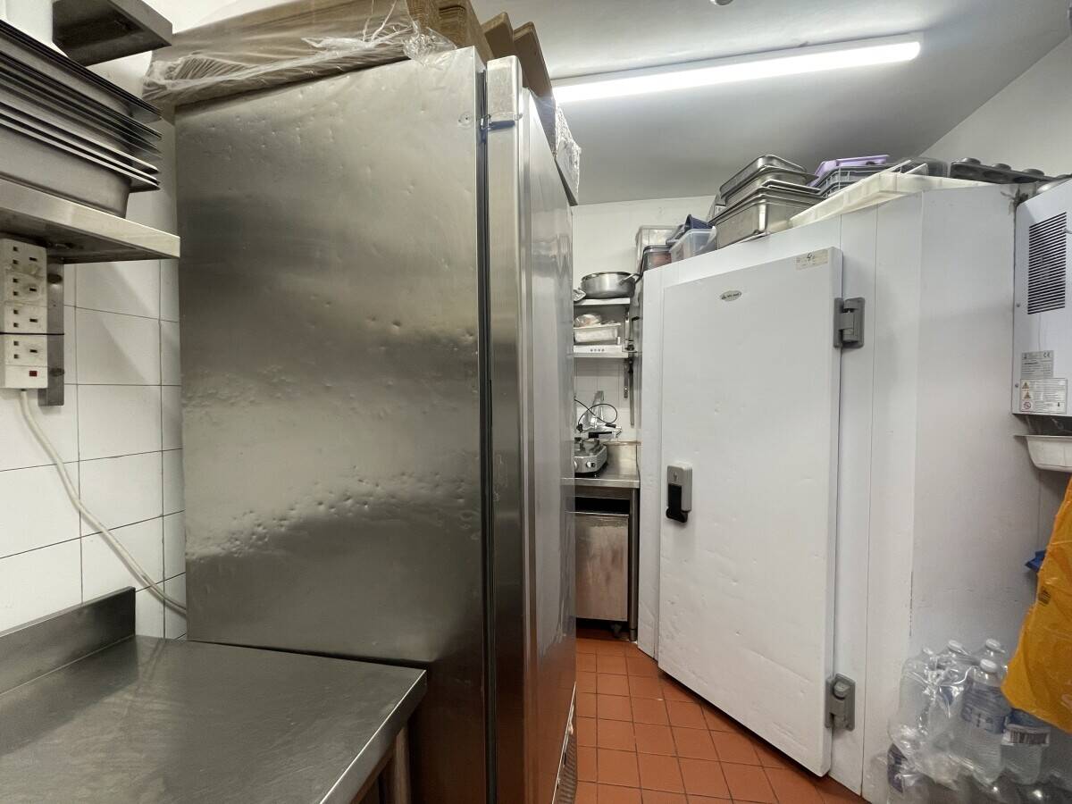 Fully equipped and well established Italian restaurant with one bedroom flat above it Photo 8