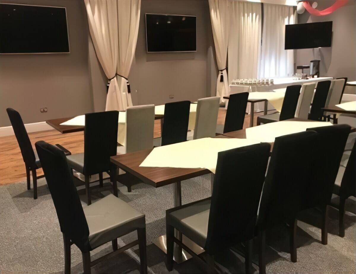 WEST GLAMORGAN (NEATH PORT TALBOT) - TOWN CENTRE 30 BEDROOM HOTEL