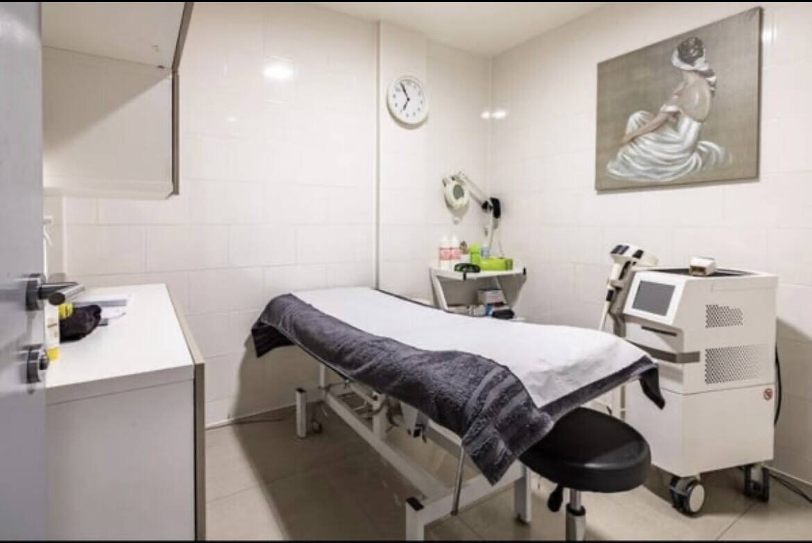 Hair and beauty salon for sale in Woodgreen London Photo 8