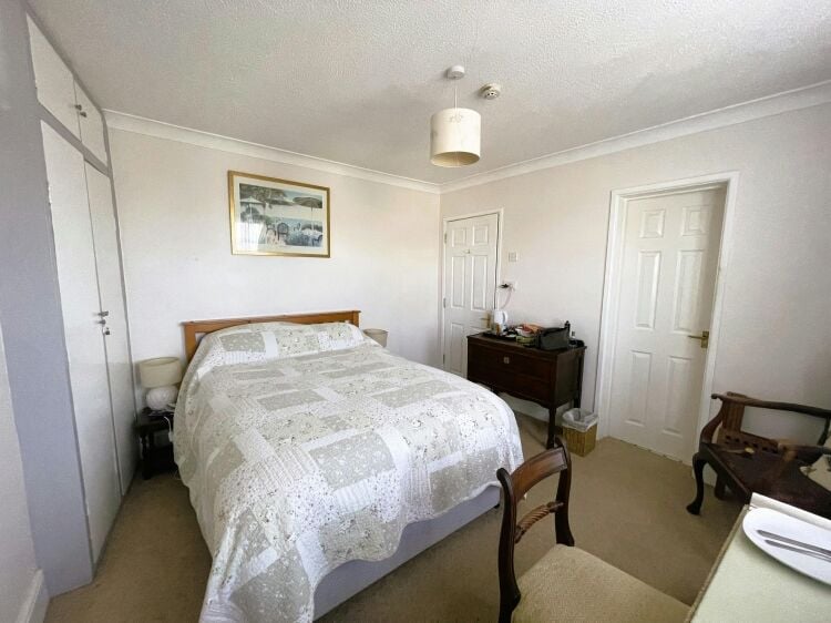 Long established B&B on corner site enjoying Solent views, well located for surrounding businesses and local attractions Photo 8