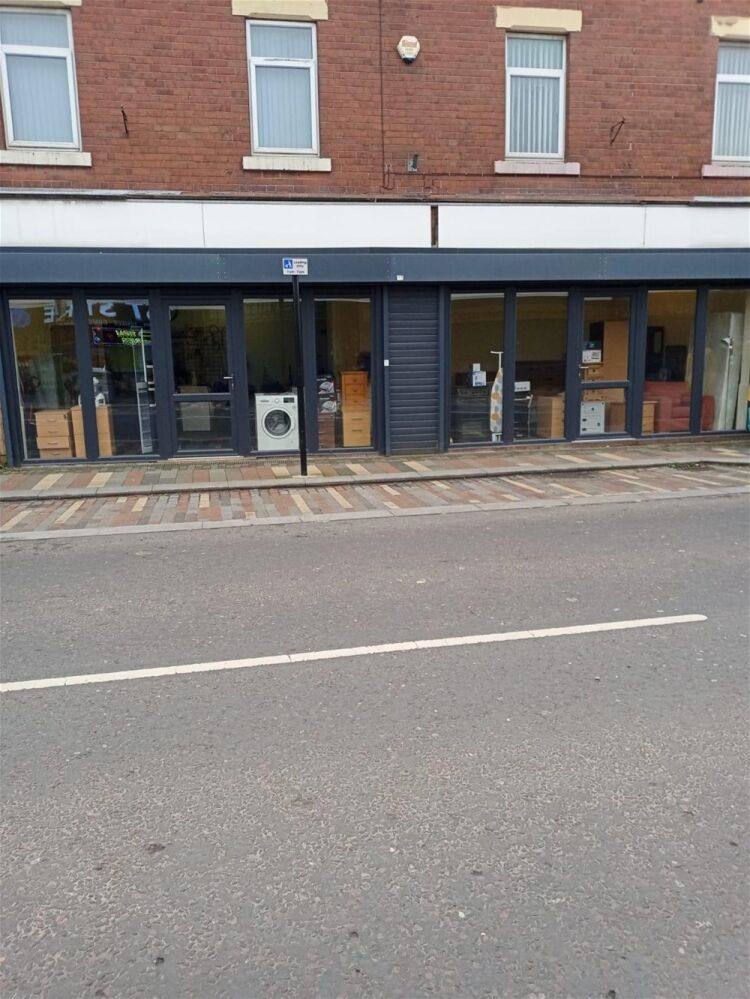 FREEHOLD VACANT PREMISES WITH PRIVATE APARTMENTS NEAR ROTHERHAM Photo 8