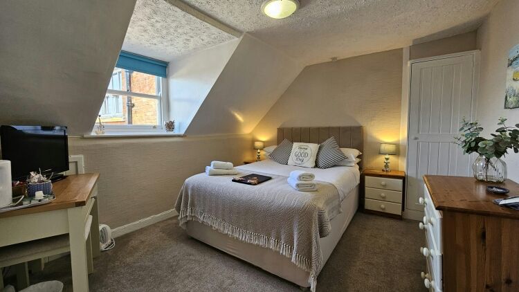 Highly Rated 9 Bedroom B&B Enjoying An Unrivalled Sea Facing Position With Self-Contained 2 Bedroom Owners Maisonette Photo 8