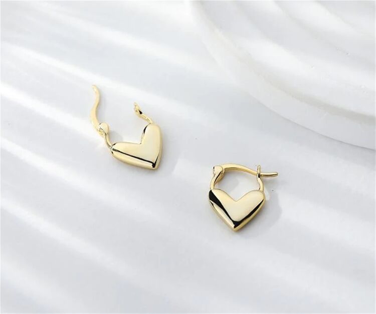 LUXURY FASHION AND LIFESTYLE BOUTIQUE