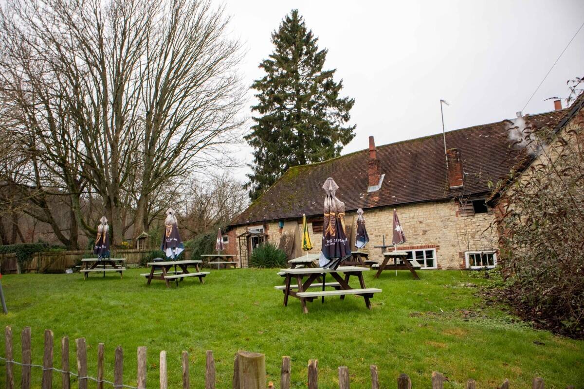 HAMPSHIRE - FREE-OF-TIE PUB ON BUSY THROUGH ROAD Photo 8