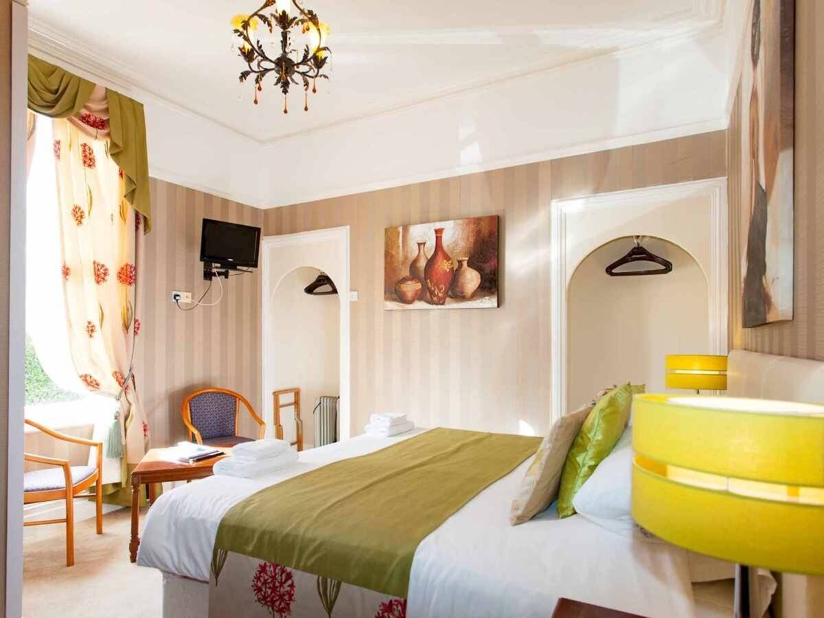 An Elegant Victorian Guest House with 18 Bedrooms Photo 8