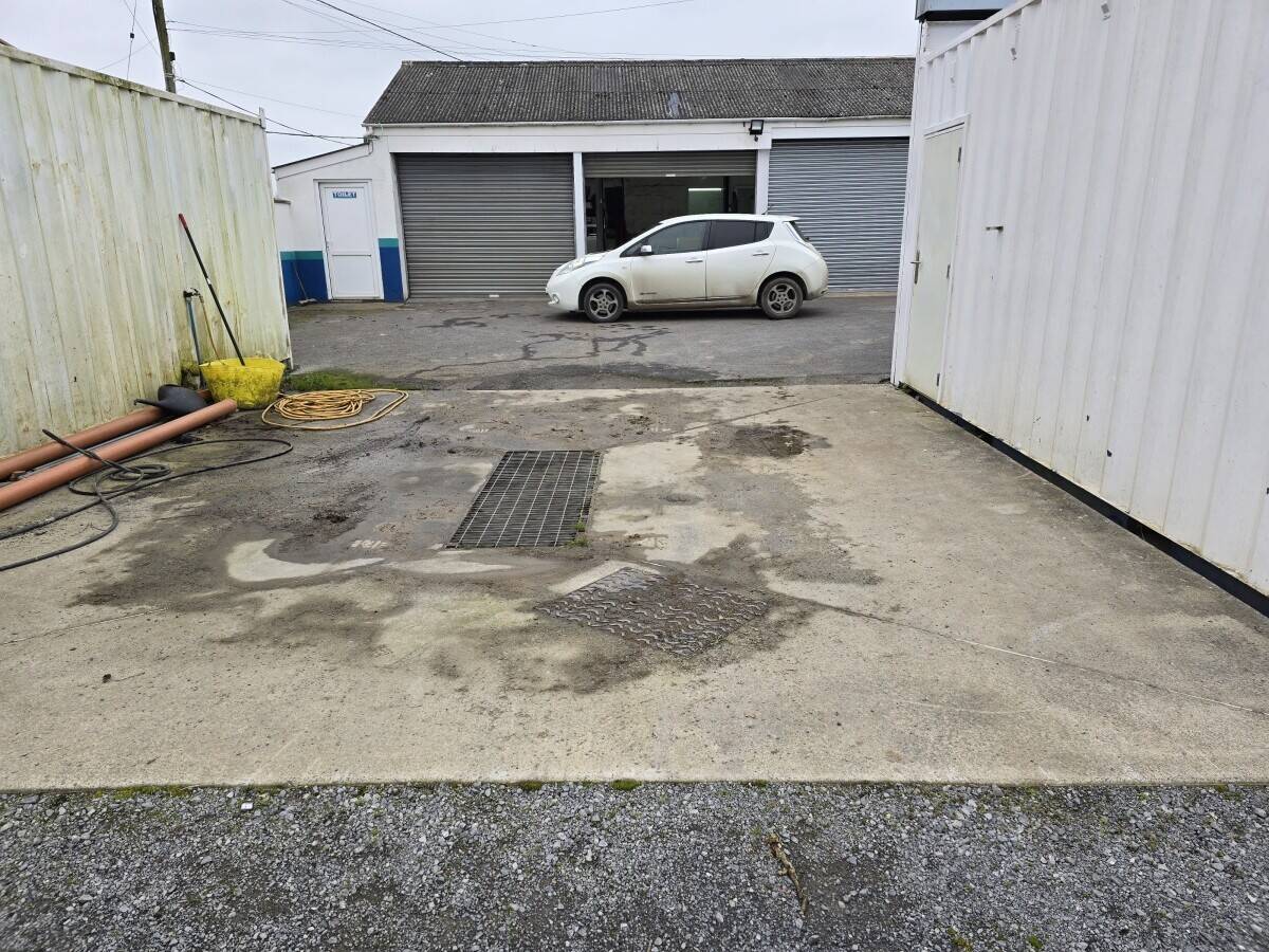 Modern Vehicle repair Garage and MOT station Photo 8