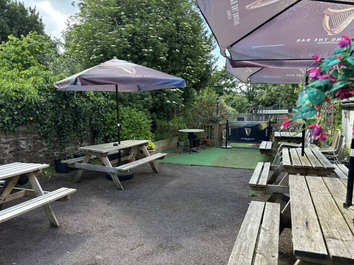 SOMERSET - TRADITIONAL WET LED VILLAGE PUBLIC HOUSE