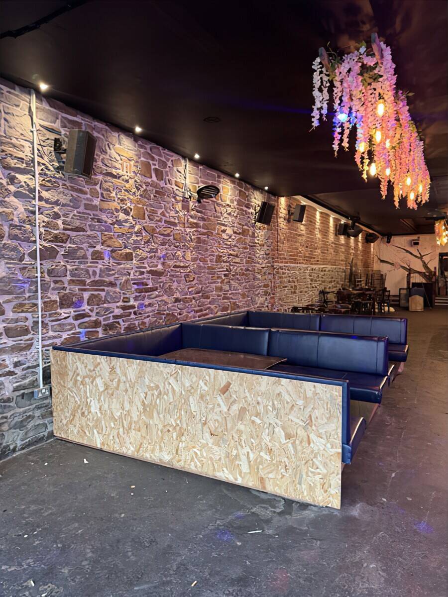 PORT TALBOT – PROMINENT HIGH STREET BAR/NIGHTCLUB WITH THREE FLATS INVESTMENT