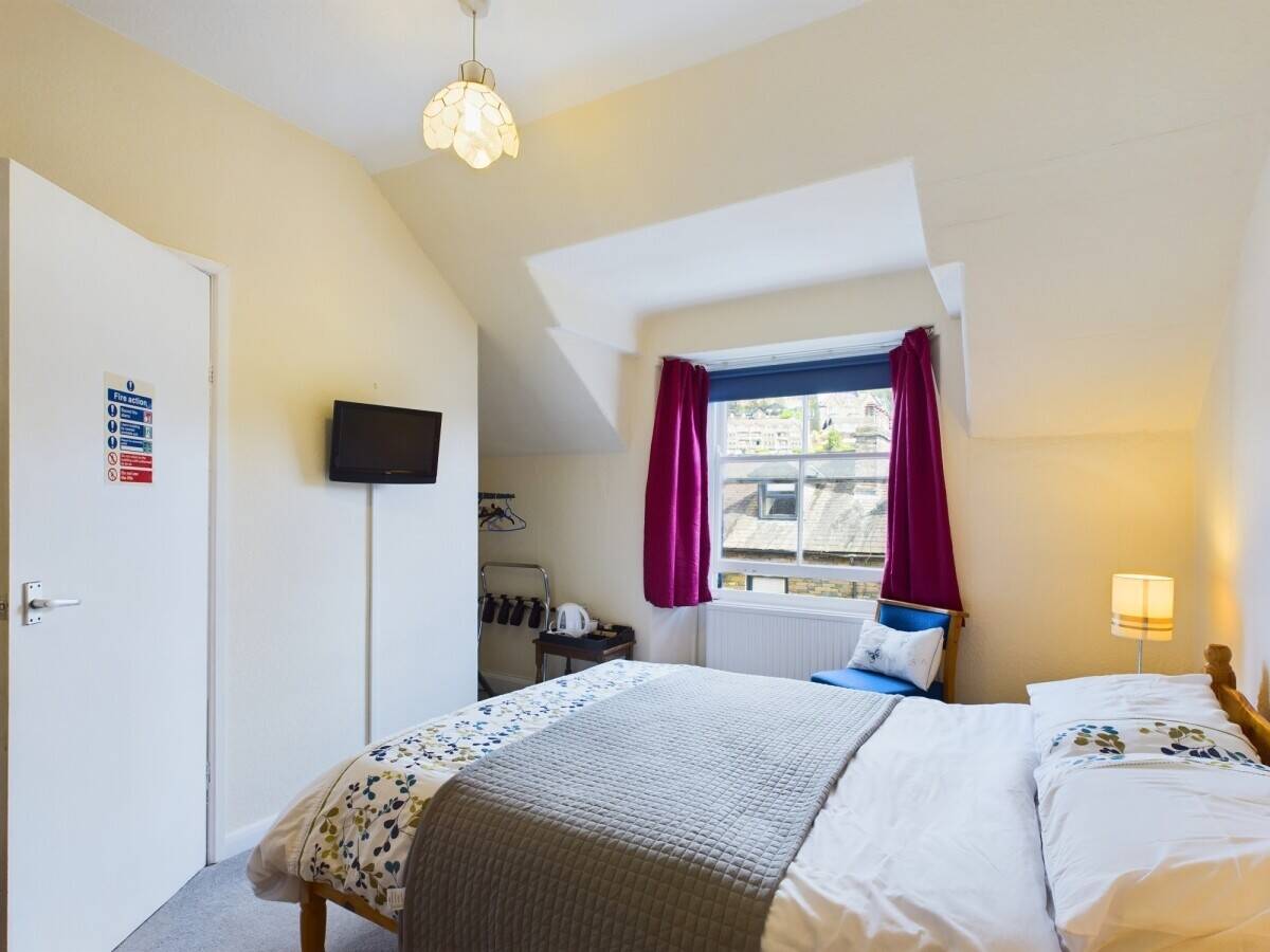 A substantial and traditional Lakeland Victorian property. Well proportioned seven bedroom property Photo 8