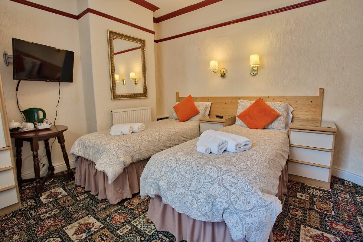 CONWY - 13 BEDROOM GUEST HOUSE IN CHARMING SEASIDE TOWN Photo 8