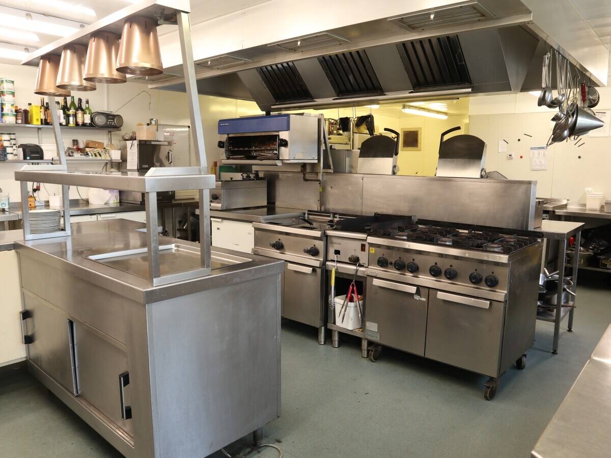 CORNWALL – ESTABLISHED VILLAGE FREEHOUSE WITH LETTING ROOMS ON ATLANTIC HIGHWAY