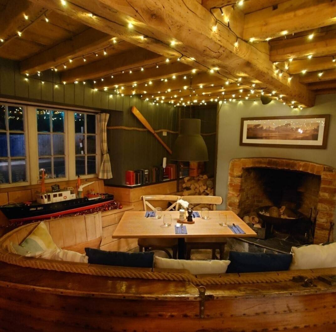 OXFORDSHIRE - STUNNING RIVERSIDE GRADE II LISTED FREE HOUSE Photo 8