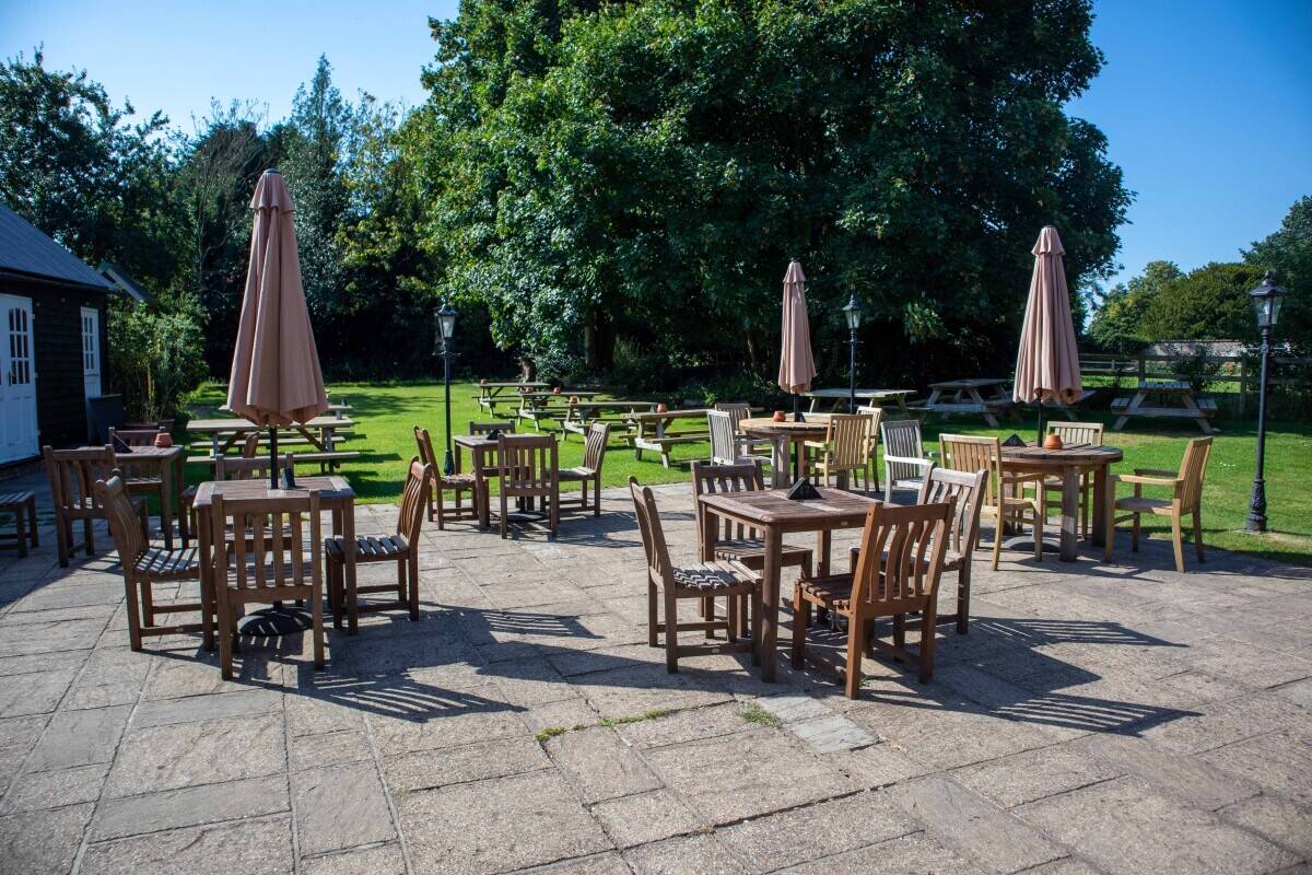 BUCKINGHAMSHIRE - VILLAGE PUB WITH POTENTIAL FOR FOOD-LED BUSINESS Photo 8