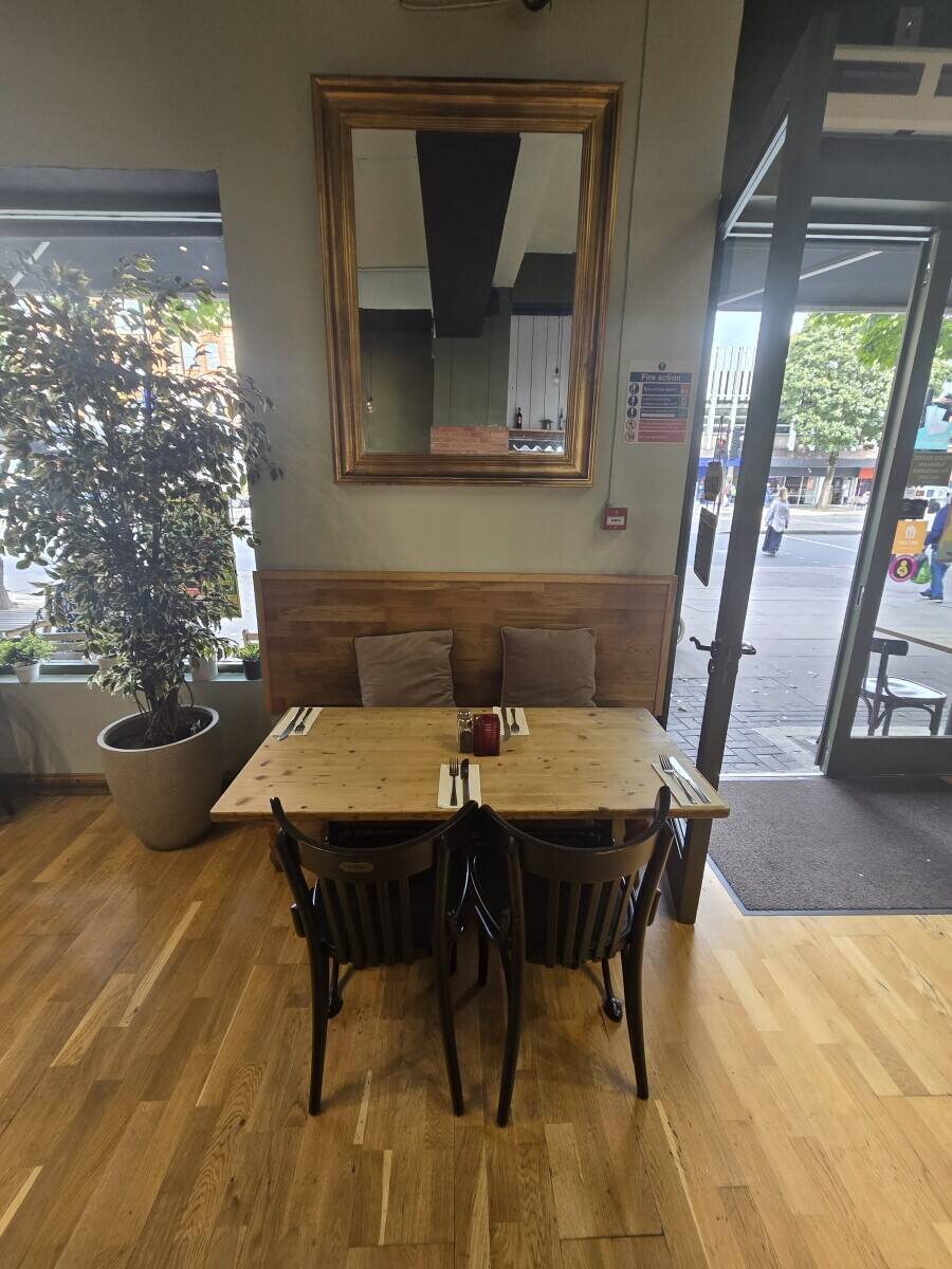 Established restaurant on main street Photo 8