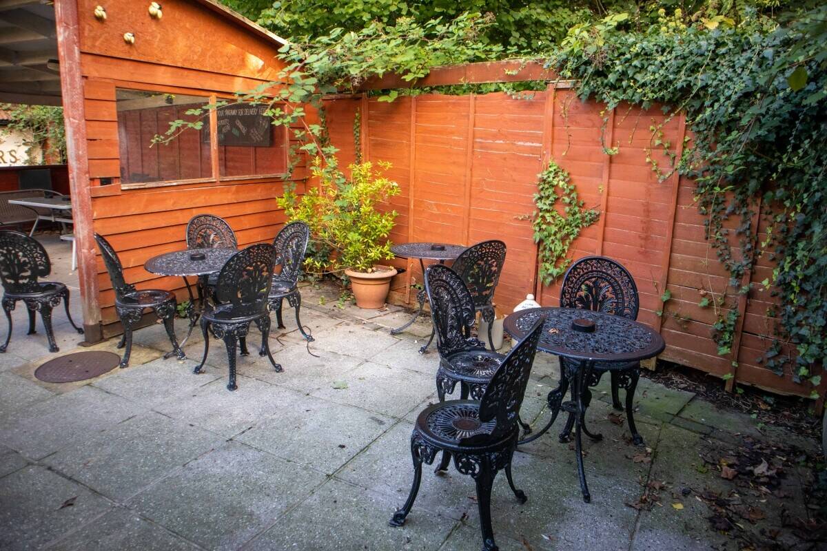 SURREY - WET-LED PUB IN RESIDENTIAL AREA FOR SALE Photo 8
