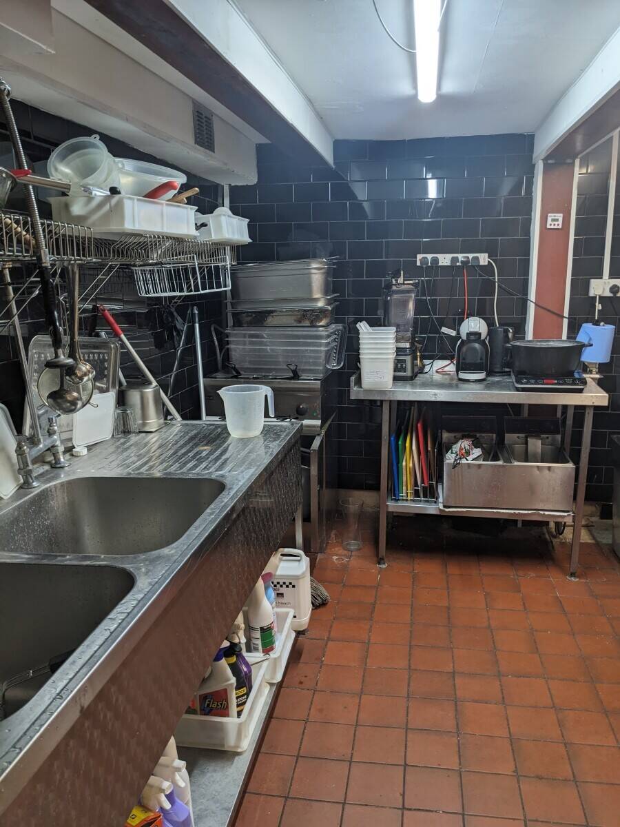 Fast food chicken & burger restaurant for sale in North London Photo 8