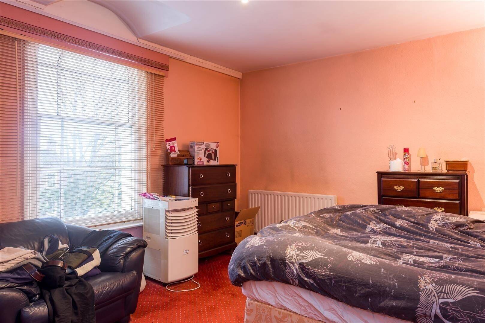 3 floor accommodation & thriving Chinese restaurant near the centre of Louth, Lincolnshire. Photo 8