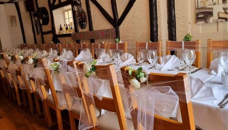 LICENSED RESTAURANT WITH PRIVATE APARTMENT SOUTH  BEDFORDSHIRE