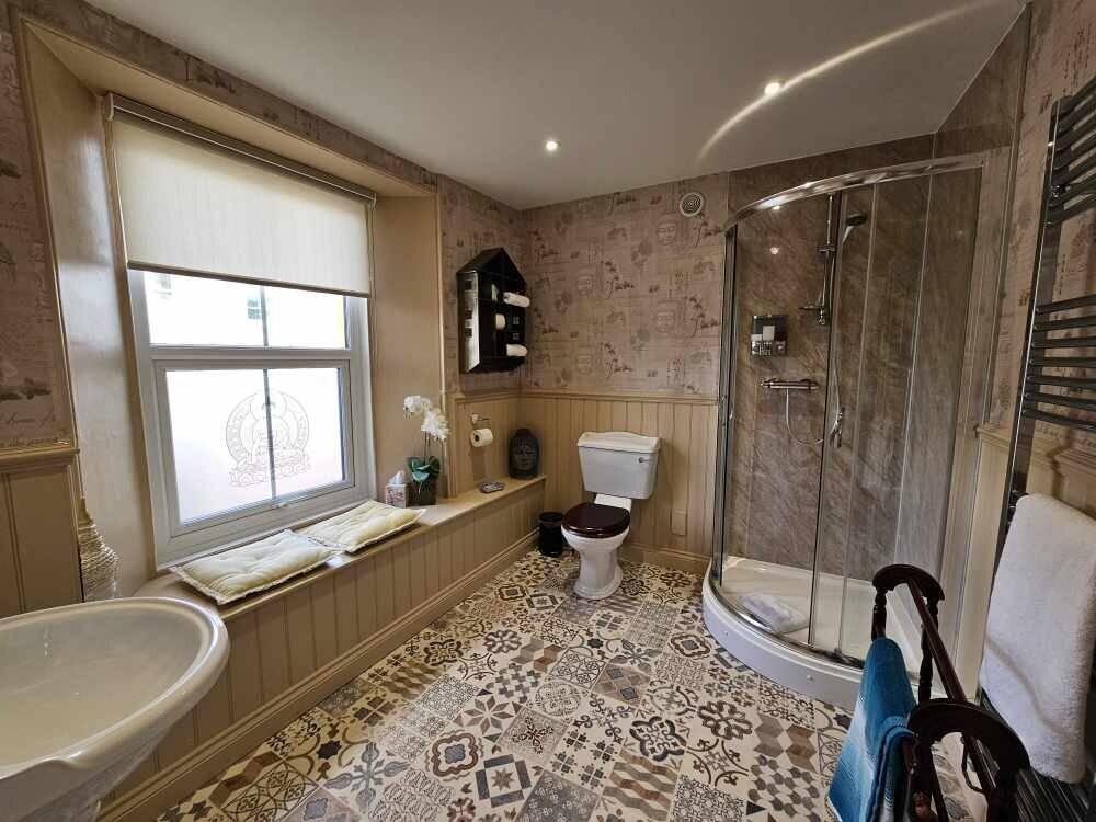 A Luxurious 7 Bedroom Guest House for sale Photo 8