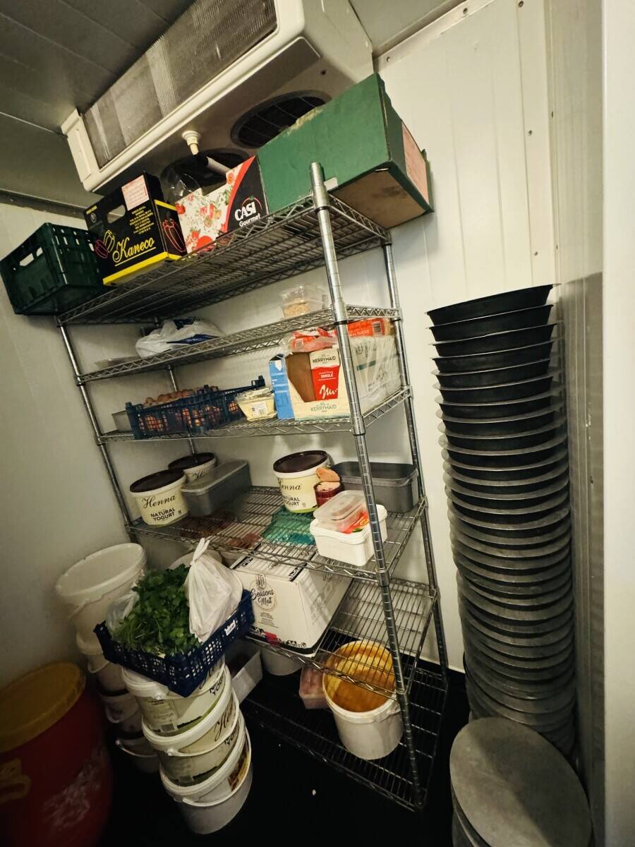 Fully equipped takeaway with the two bedrooms flat on the top. Photo 8