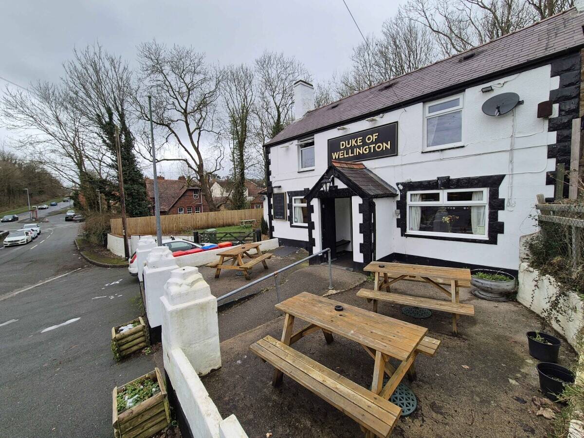 WREXHAM COUNTY BOROUGH - CHARACTER PUBLIC HOUSE Photo 8
