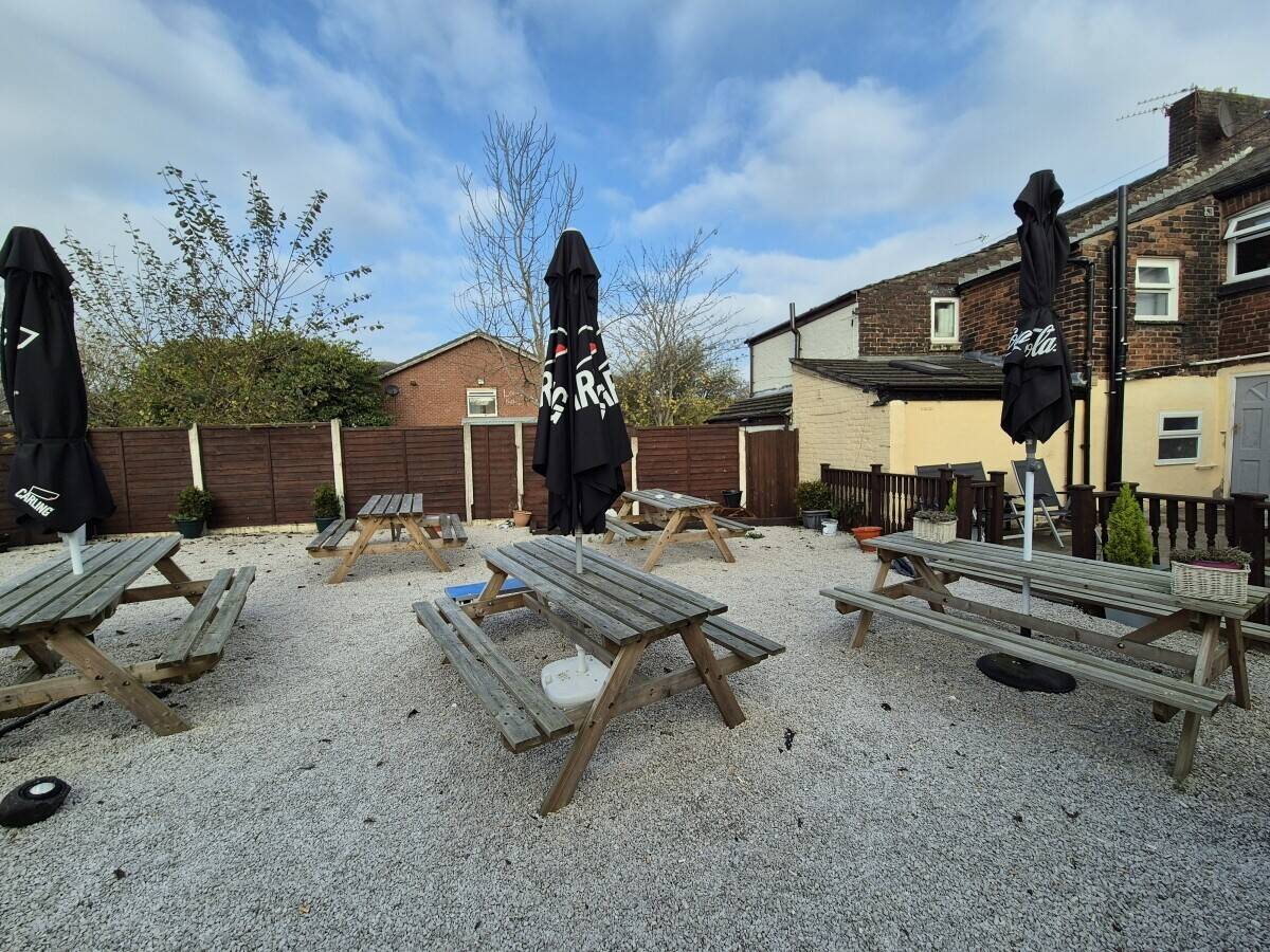 GREATER MANCHESTER - WET-LED COMMUNITY PUB WITH NINE LETTING ROOMS
