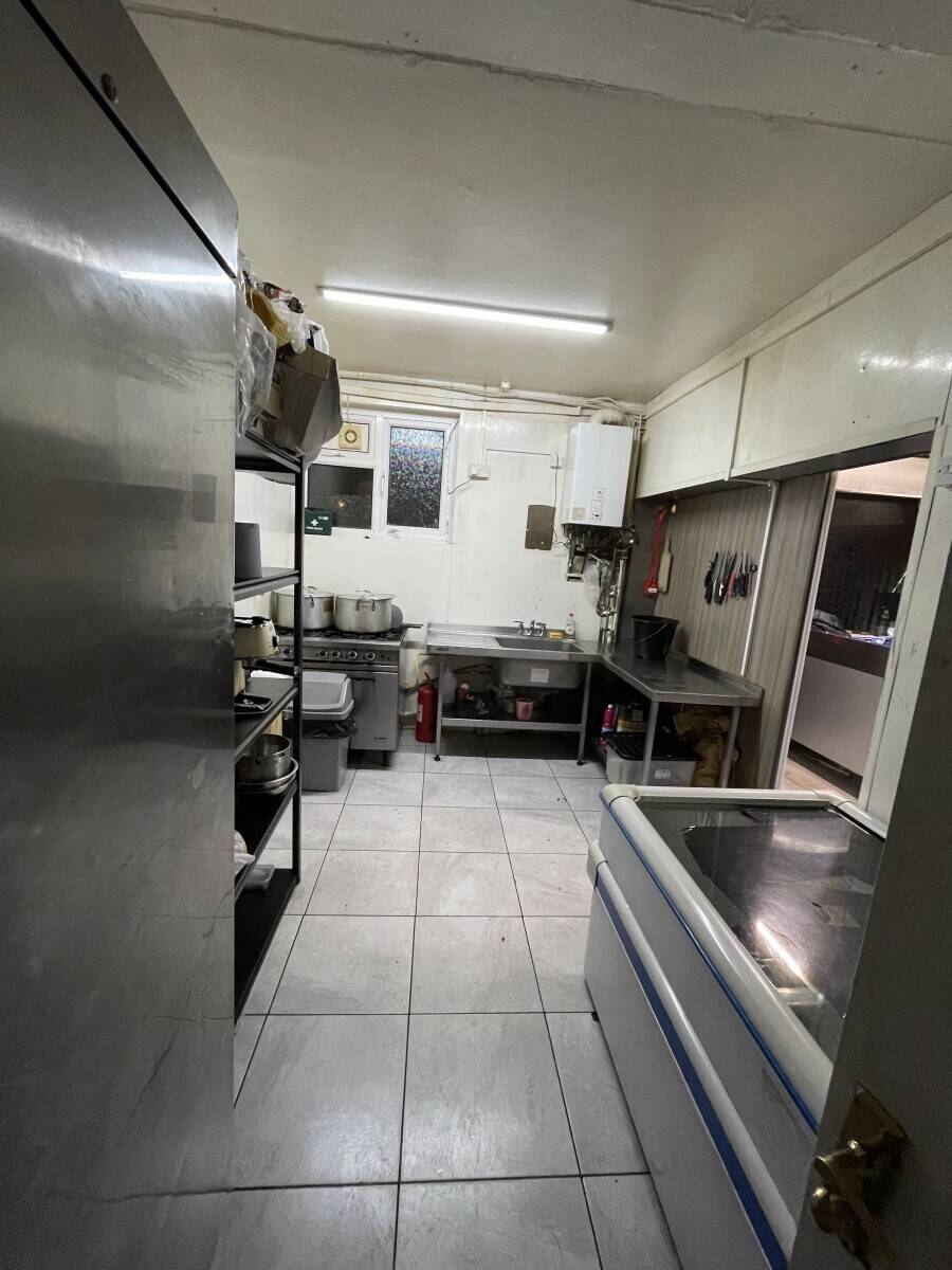 Take away restaurant in Coventry for sell with parking space and all-inclusive Photo 8